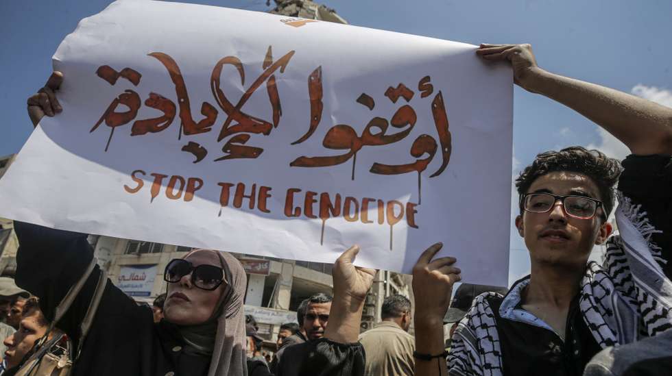 epa12314120 Palestinians protest against the ongoing Israel-Hamas war and the Israeli blockade of the Gaza Strip in Gaza City, 21 August 2025.  EPA/MOHAMMED SABER