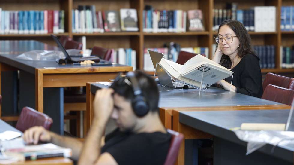 Uma utente consulta um livro na Biblioteca Nacional durante uma reportagem sobre a instituição que tem à sua guarda o património bibliográfico português, em Lisboa, 15 de julho de 2025. A Biblioteca Nacional de Portugal (BNP) quer passar a receber estudantes do Ensino Secundário e baixar de 18 para 16 anos a idade mínima de acesso à instituição, guardiã de mais de três milhões de livros. (ACOMPANHA TEXTO DA LUSA DO DIA 19 DE JULHO DE 2025). ANTÓNIO PEDRO SANTOS/LUSA