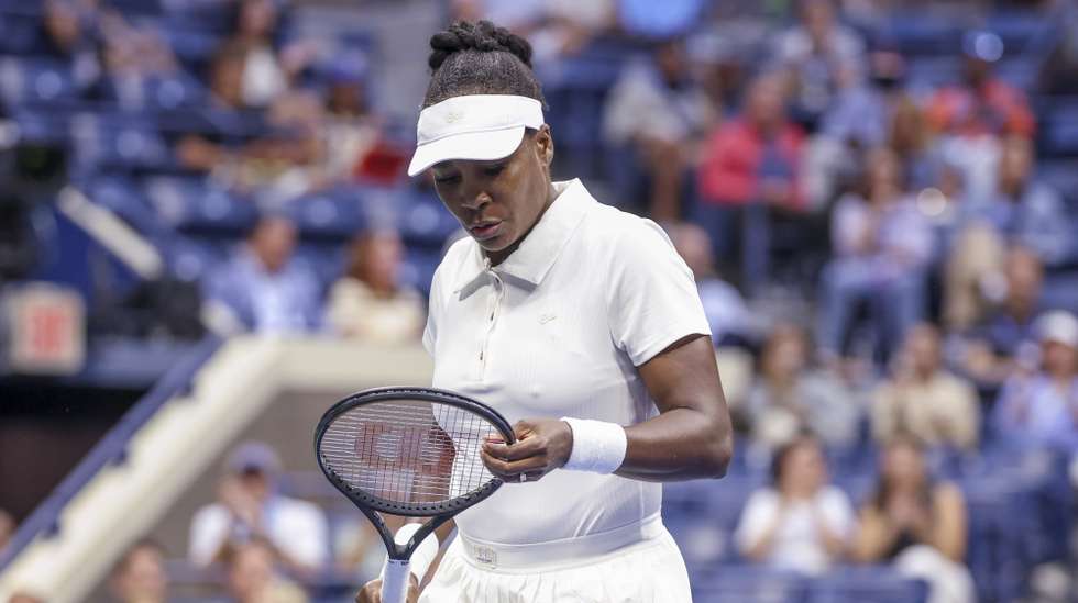 epa12322674 Venus Williams of the United States reacts against Karolina Muchova of the Czech Republic during the first round of the US Open Tennis Championships at the USTA Billie Jean King National Tennis Center in Flushing Meadows, New York, USA, 25  August 2025. The US Open tournament runs from 24 August through 07 September.  EPA/SARAH YENESEL