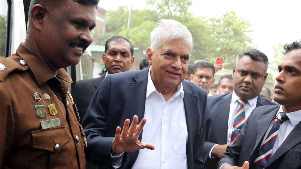 epa12316987 Sri Lankan Criminal Investigation Department officers escort Sri Lankan former President Ranil Wickremesinghe (C) to the Magistrate court in Colombo, Sri Lanka, 22 August 2025. Sri Lankan former President Ranil Wickremesinghe was arrested by the Criminal Investigation Department over allegations that he used state funds to cover expenses for a private visit.  EPA/STRINGER