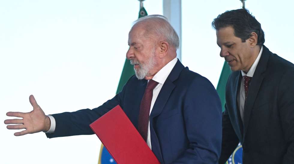epa12322499 Brazilian President Luiz Inacio Lula da Silva (L) and Minister of Finance of Brazil, Fernando Haddad, attend the announcement of the new Industry 4.0 credit line in response to US tariffs at the Palacio del Planalto in Brasilia, Brazil, 25 August 2025.  EPA/ANDRE BORGES