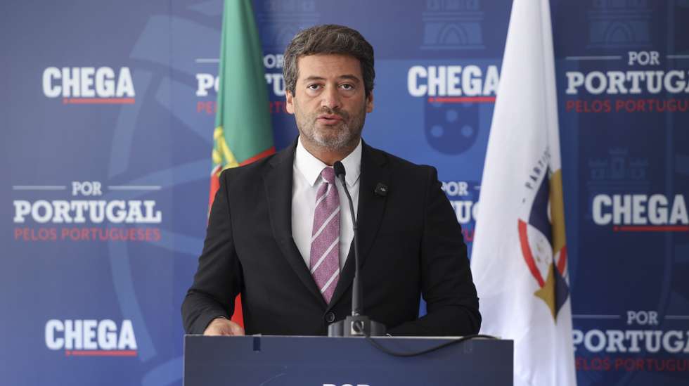 O presidente do Chega, André Ventura, fala aos jornalistas sobre as propostas legislativas do Chega esta tarde na sede do partido em Lisboa, 6 de agosto de 2025.  MIGUEL A. LOPES/LUSA