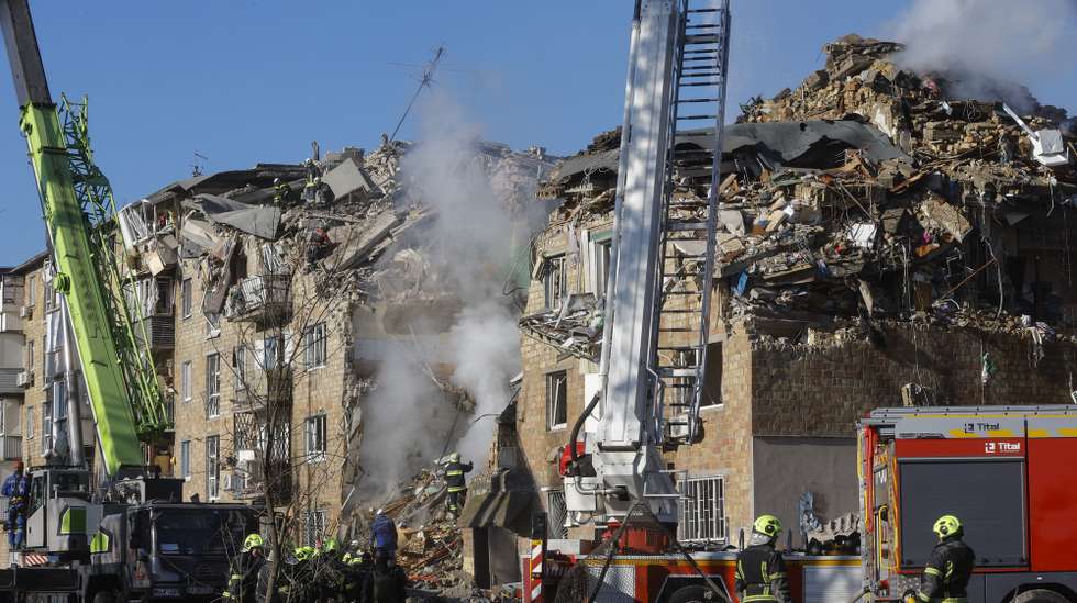 epa12328991 Ukrainian rescuers work at the site of a Russian strike on a five-storey residential building in Kyiv, Ukraine, 28 August 2025, amid the ongoing Russian invasion. At least 14 people were killed, including 3 children, and 38 were injured in Kyiv, as Russia launched an overnight attack over Ukraine with 598 drones and 31 missiles, according to the State Emergency Service.  EPA/SERGEY DOLZHENKO