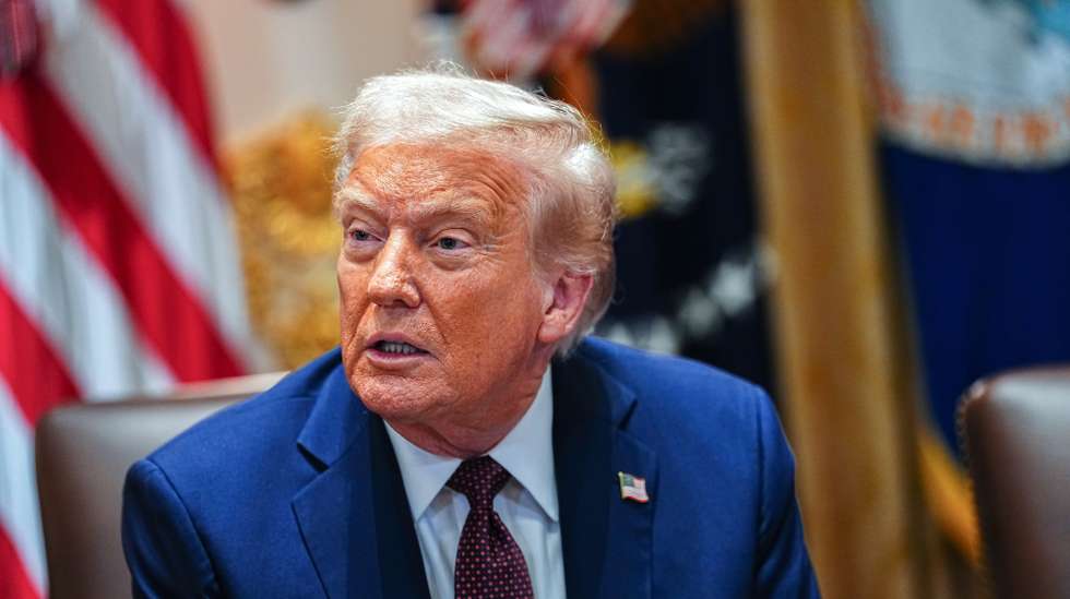 epa12324867 United States President Donald J Trump answers a reporter’s question as he chairs a Cabinet meeting in the Cabinet Room of the White House in Washington, DC, USA, 26 August 2025.  EPA/AARON SCHWARTZ / POOL