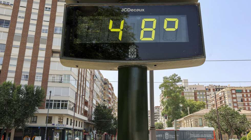 epa12308300 A street thermometer marks 48 Celsius degrees in Murcia, Spain, 18 August 2025. The heatwave affecting Spain throughout the month is coming to an end next week, although some regions remain on red alert due to extreme temperatures.  EPA/JUAN CARLOS CAVAL