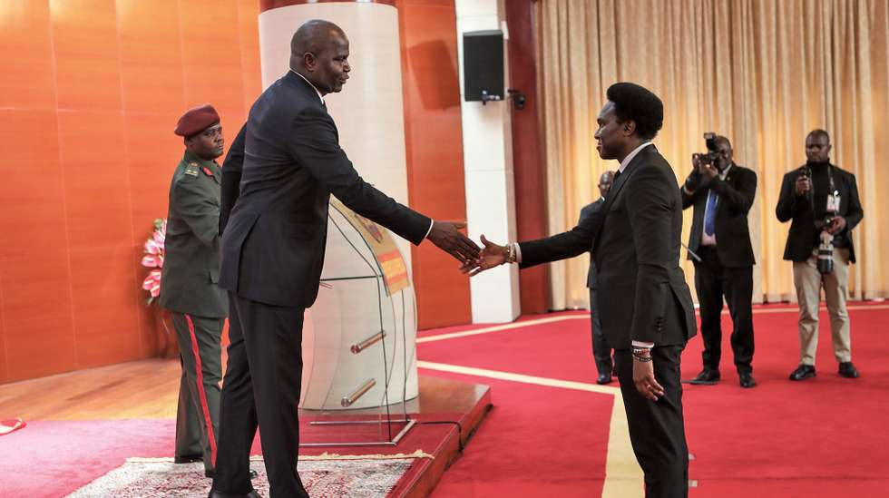 O Presidente de Moçambique, Daniel Chapo (2-E), cumprimenta o ex-candidato presidencial, Venâncio Mondlane (C), no final da cerimónia da tomada de posse dos novos membros do Conselho de Estado, em Maputo, Moçambique, 01 de setembro de 2025. O Presidente moçambicano apelidou hoje de "equipa de sonho" a nova composição do Conselho do Estado, que passou a incluir, entre outros, o ex-candidato presidencial Venâncio Mondlane, após a cerimónia de posse, em Maputo. LUÍSA NHANTUMBO/LUSA