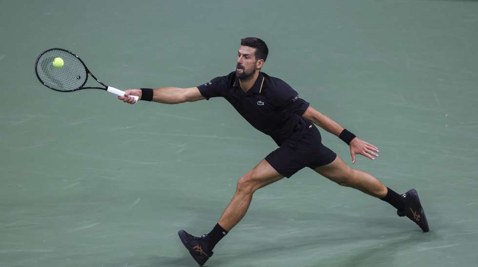 epa12347373 Novak Djokovic of Serbia in action against Taylor Fritz of the United States during the quarterfinals of the US Open Tennis Championships at the USTA Billie Jean King National Tennis Center in Flushing Meadows, New York, USA, 02 September 2025. The US Open tournament runs from 24 August through 07 September.  EPA/BRIAN HIRSCHFELD