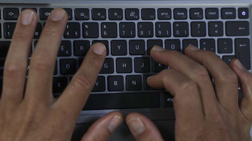Imprensa online com teclado, 17 de junho de 2025 em Lisboa. TIAGO PETINGA/LUSA