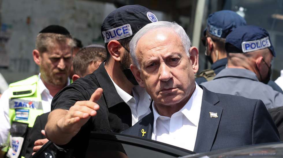 epa12361891 Israeli Prime Minister Benjamin Netanyahu visits the scene of a shooting incident in Jerusalem, 08 September 2025. At least five people were killed and several others injured by gunfire after a shooting incident at Ramot Junction in Jerusalem, according to Magen David Adom (MDA), Israel's national emergency services.  EPA/Ronen Zvulun / POOL