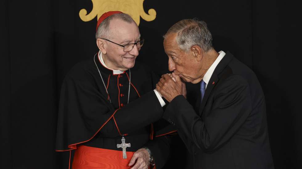 O presidente da República, Marcelo Rebelo de Sousa (D) acompanhado pelo secretário de Estado do Vaticano, Pietro Parolin (E), esta manhã no Plalácio de Belém em Lisboa, 14 de setembro de 2025. MIGUEL A. LOPES/LUSA