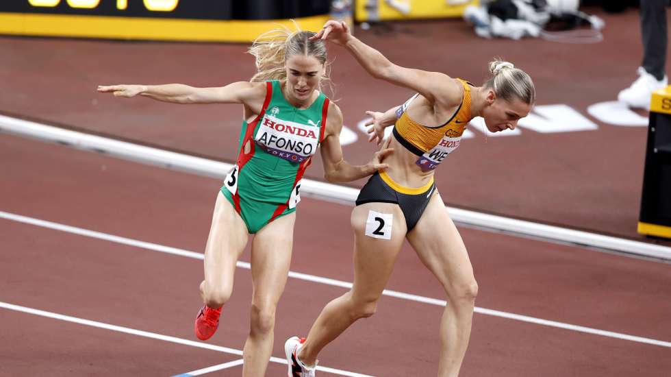 epa12375998 Nele Wesel (R) of Germany and Salome Afonso of Portugal try to stay upright after getting in each others way while competing in the Women's 1500m semi finals at the World Athletics Championships 2025 in Tokyo, Japan, 14 September 2025.  EPA/KIYOSHI OTA