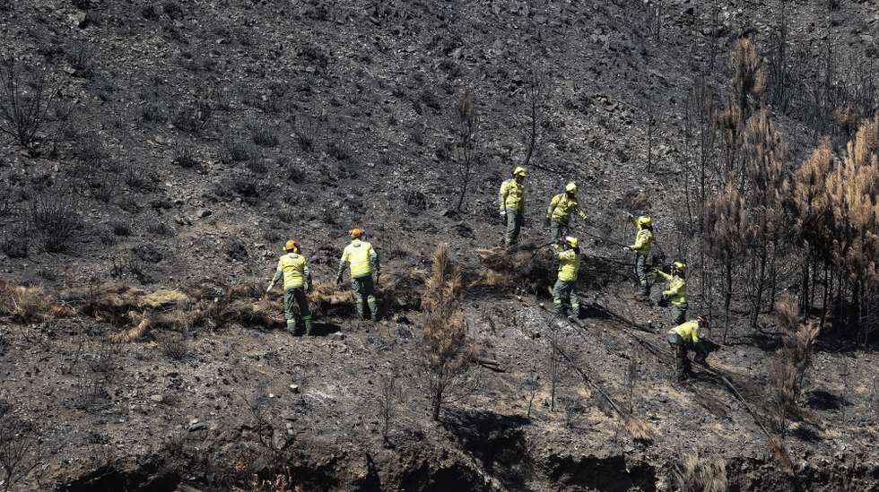 Sapadores florestais do Instituto da Conservação da Natureza e das Florestas (ICNF) fazem barreiras de proteção de terrenos, durante a do ministro da Agricultura e Mar, José Manuel Fernandes (ausente da fotografia), às áreas afetadas pelos incêndios, em Piódão, Arganil, 03 de setembro de 2025. PAULO NOVAIS/LUSA