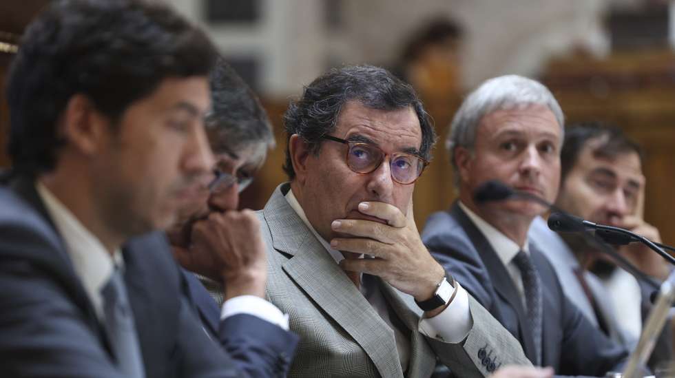 O ministro da Economia e da Coesão Territorial, Manuel Castro Almeida ouvido na Comissão de Economia e Coesão Territorial , esta manhã na Assembleia da República em Lisboa, 16 de setembro de 2025. MIGUEL A. LOPES/LUSA