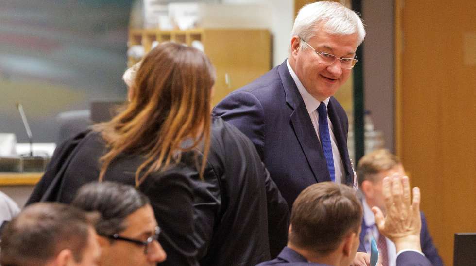 epa12119365 Minister for Foreign Affairs of Poland Radoslaw Sikorski (R, down) waves to the Ukrainian Foreign Minister Andriy Sybiha (R, up) during the EU Foreign Affairs Council in Brussels, Belgium, 20 May 2025.  EPA/OLIVIER MATTHYS / POOL
