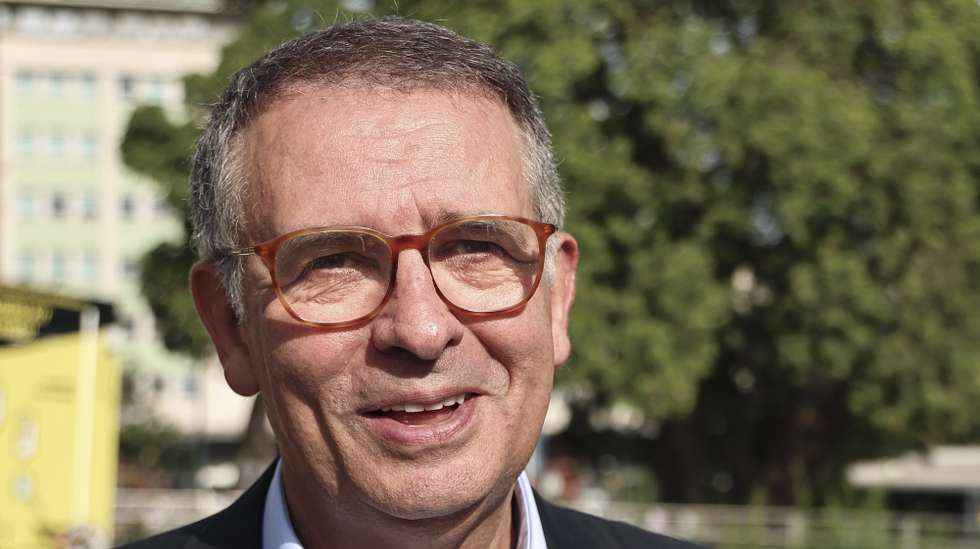 O candidato à Presidência da República, António José Seguro durante a visita à 95ª edição da Feira do Livro, que decorre  no Parque Eduardo VII, em Lisboa, 19 de junho de 2025. ANTÓNIO COTRIM/LUSA