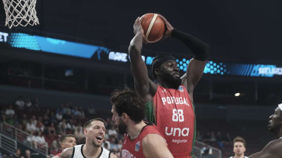 epa12356978 Neemias Queta (C) of Portugal in action during the EuroBasket 2025 round of 16 basketball match between Germany and Portugal, in Riga, Latvia, 06 September 2025.  EPA/VALDA KALNINA