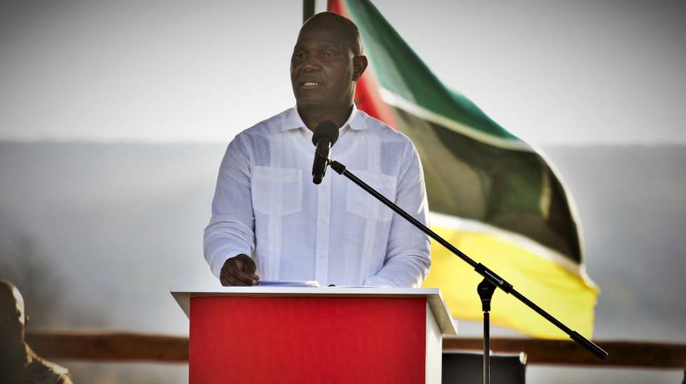 O Presidente moçambicano, Daniel Chapo, classificou hoje a instalação na província de Gaza da primeira instância hoteleira do grupo Aman na África subsariana como "marco histórico", colocando Moçambique na rota do turismo global, tendo já gerado 300 empregos. "Este é o primeiro hotel do grupo Aman em toda a África Subsaariana, e veio para a República de Moçambique", disse o chefe de Estado, ao lançar, no distrito de Massingir, sul do país, o projeto Karingani &amp; Pomene, iniciativa daquele grupo internacional, em parceria com a Karingani Game Reserve. LUISA NHANTUMBO/LUSA