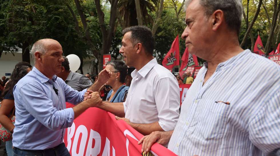 O secretário-geral da CGTP-IN, Tiago Oliveira (C), cumprimenta o secretário-geral do PCP, Paulo raimundo (E), durante a manifestação convocado pela Confederação Geral dos Trabalhadores Portugueses - Intersindical Nacional (CGTP-IN), contra o anteprojeto de revisão da legislação laboral, em Lisboa, 20 de setembro de 2025. ANTÓNIO COTRIM/LUSA