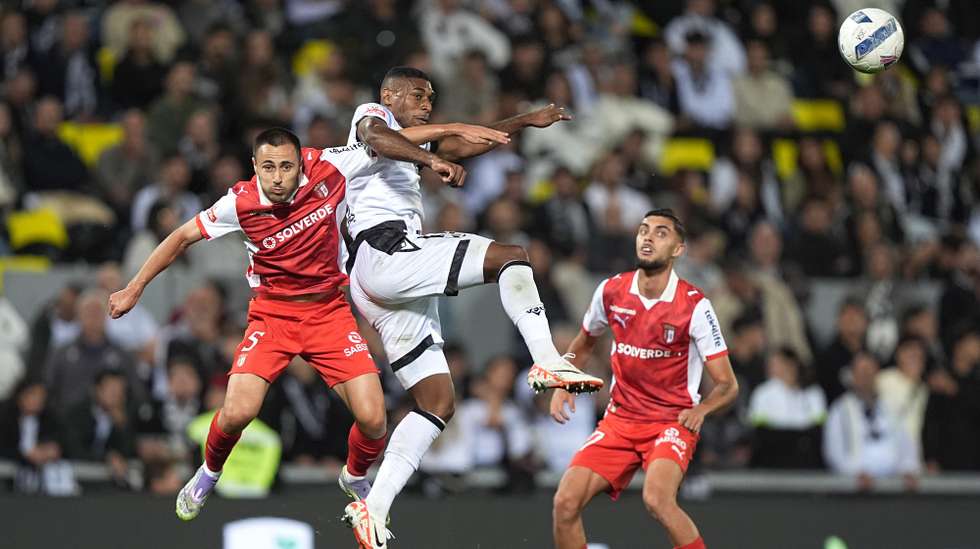 O jogador do Sporting de Braga Leonardo Lelo, em ação contra o jogador do Vitória de Guimarães  Diego Collado, durante o jogo da I Liga de futebol, realizado no Estádio D.Afonso Henriques em Guimarães 20 de Setembro de 2025. HUGO DELGADO/LUSA