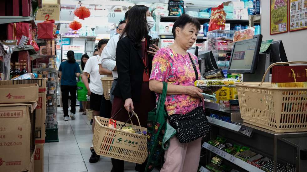 População acorre aos supermercados para garantir bens essenciais a dois dias da passagem do super tufão Ragasa, Macau, China, 22 de setembro de 2025. O chefe do Executivo de Macau, Sam Hou Fai, alertou hoje para a possibilidade do tufão Ragasa, que se aproxima da região, provocar inundações, com o nível de água a poder atingir "cerca de cinco metros de altura". GONÇALO LOBO PINHEIRO/LUSA