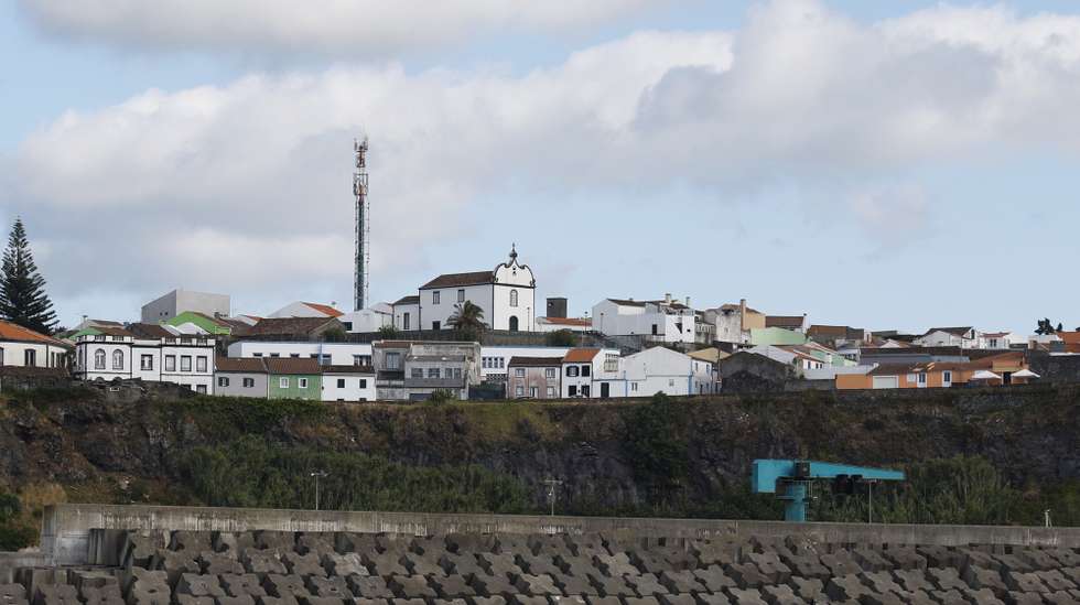 Vista de Rabo de Peixe a partir do porto de pesca. Ribeira Grande, 02 de agosto de 2025. NUNO VEIGA/LUSA