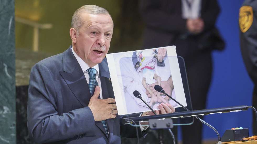 epa12400146 President of the Republic of Turkiye (Turkey) Recep Tayyip Erdogan holds a photo showing a malnurished child in the Gaza Strip, as he speaks during the General Debate of the 80th session of the United Nations General Assembly (UNGA) at the United Nations headquarters in New York, New York, USA, 23 September 2025.  EPA/SARAH YENESEL