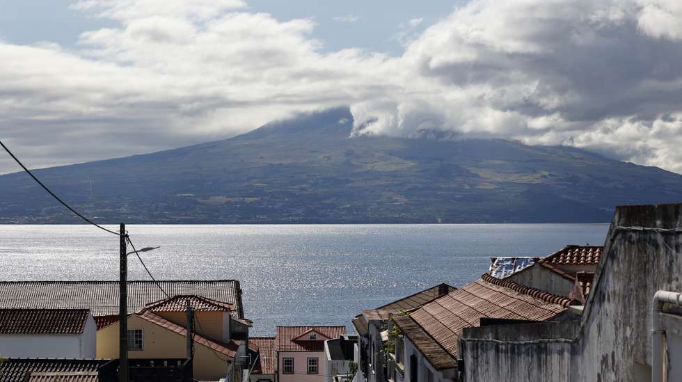 Vista da ilha do pico com a Montanha do Pico, na cidade da Horta, na ilha do Faial, Açores, 01 de agosto de 2025. NUNO VEIGA/LUSA
