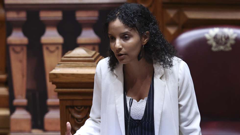 A deputada do Bloco de Esquerda (BE), Andreia Galvão, intervém durante o debate quinzenal com a presença do primeiro-ministro, na Assembleia da República, em Lisboa, 24 de setembro de 2025. O primeiro-ministro regressa hoje aos debates quinzenais no parlamento mais de sete meses depois da última discussão neste formato e a pouco mais de duas semanas da entrega do Orçamento do Estado para 2026. ANTÓNIO COTRIM/LUSA