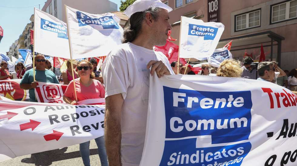 Dirigentes e delegados sindicais da Frente Comum de Sindicatos da Administração Pública participam num plenário para exigir ao Governo "a tomada de medidas para responder, de forma positiva, às exigências que constam da Proposta Reivindicativa Comum para 2024, da qual se destaca o aumento imediato de todos os salários, a valorização de todas as carreiras e profissões e o reforço dos serviços públicos, frente à residência oficial do primeiro-ministro, em Lisboa, 02 de julho de 2024. MANUEL DE ALMEIDA/LUSA