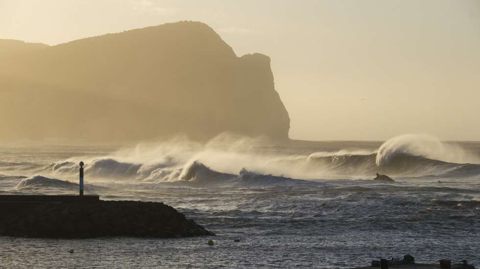 Mar agitado e vento forte em São Mateus da Calheta, ilha Treceira, Açores