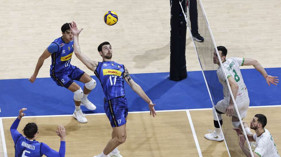 epa12412504 Simone Anzani (L) of Italy in action during the final match of the FIVB Volleyball Men's World Championship between Bulgaria and Italy at the Mall of Asia Arena in Pasay City, Metro Manila, Philippines, 28 September 2025.  EPA/ROLEX DELA PENA