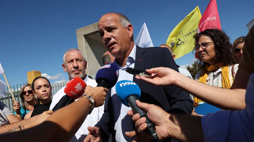 O secretário-geral do Partido Comunista Português (PCP), Paulo Raimundo, acompanhado do atual autarca e candidato da Coligação Democrática Unitária (CDU) à Câmara Municipal de Viana do Alentejo, Luís Duarte (C-E),  fala aos jornalistas após uma visita à Escola Básica e Secundária Dr. Isidoro de Sousa, no âmbito da campanha para as próximas eleições autárquicas do dia 12 de outubro, Viana do Alentejo, 01 de outubro de 2025. NUNO VEIGA/LUSA