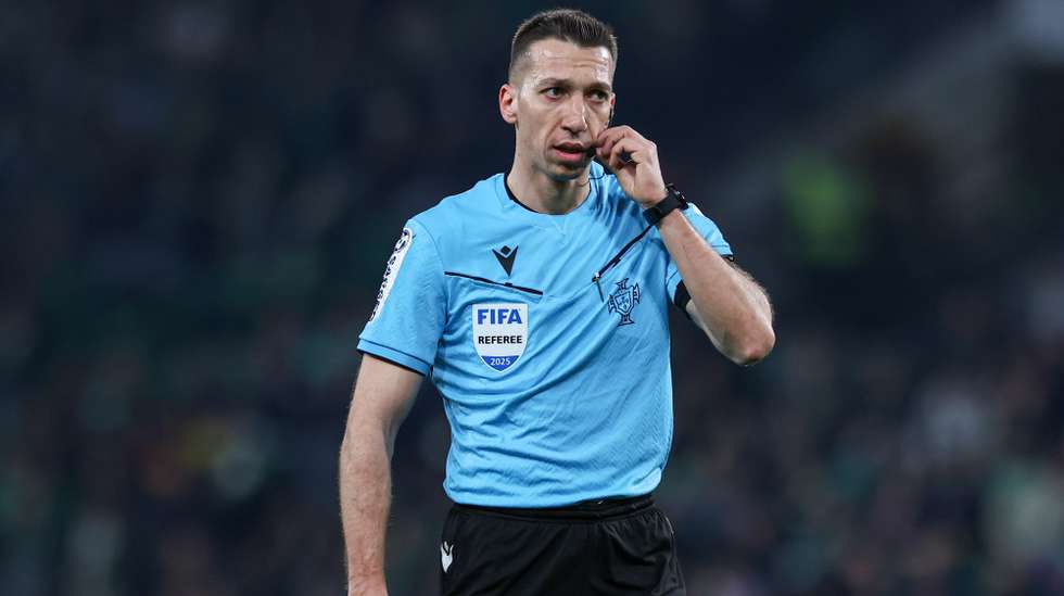 epa11899595 Referee Miguel Nogueira looks on during the Portuguese First League soccer match between Sporting CP and FC Arouca, in Lisbon, Portugal, 15 February 2025.  EPA/JOSE SENA GOULAO