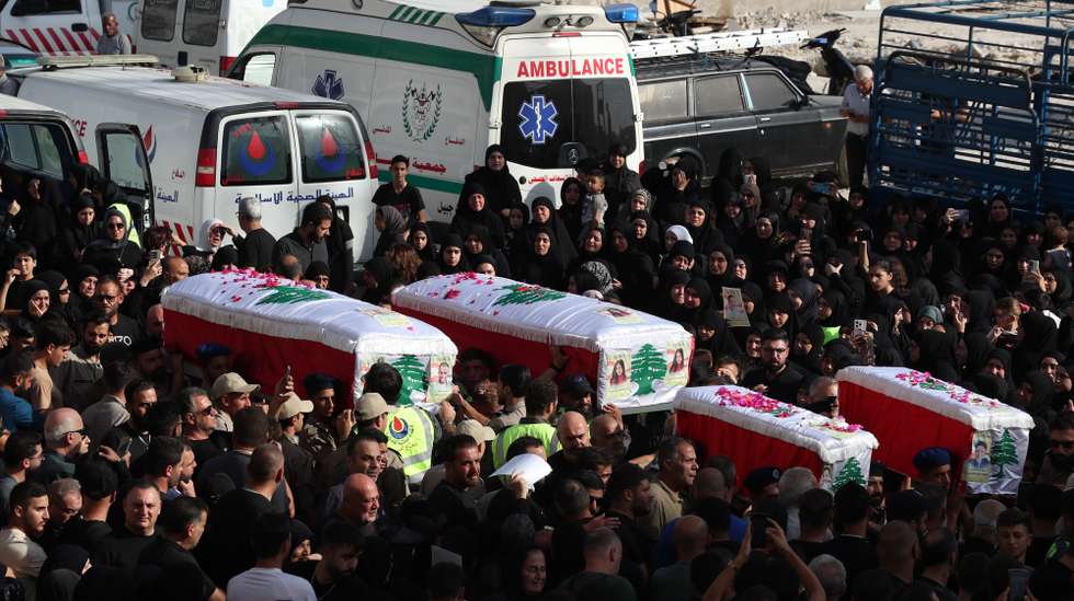 epa12399973 Mourners carry the coffins of civilians killed in an Israeli drone strike that hit their car, during the funeral procession in Bint Jbeil, southern Lebanon, 23 September 2025. At least five people, including three children and their father, were killed in an Israeli drone strike on 21 September in the southern Lebanese town of Bint Jbeil, according to the official Lebanese news agency.  EPA/WAEL HAMZEH