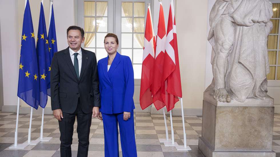 epa12419939 Denmark's Prime Minister Mette Frederiksen (R) welcomes Portuguese Prime Minister Luis Montenegro at Christiansborg Castle in Copenhagen, Denmark, 01 October 2025, for an informal meeting of EU heads of state and government.  EPA/LISELOTTE SABROE  DENMARK OUT