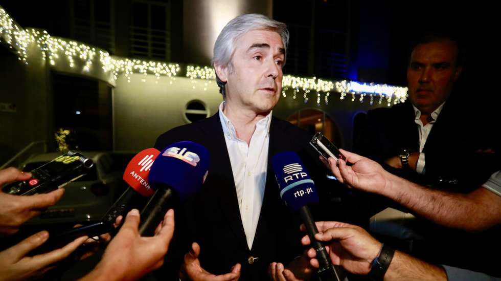 O presidente do CDS-PP, Nuno Melo, fala com os jornalistas durante um jantar-comício no âmbito da campanha para as próximas eleições autárquicas do dia 12 de outubro, Covilhã, 03 de outubro de 2025. Mais de 9,3 milhões de eleitores estão inscritos para votar nas eleições autárquicas de 12 de outubro, dos quais mais de 41 mil são cidadãos estrangeiros recenseados em Portugal. MIGUEL PEREIRA DA SILVA/LUSA