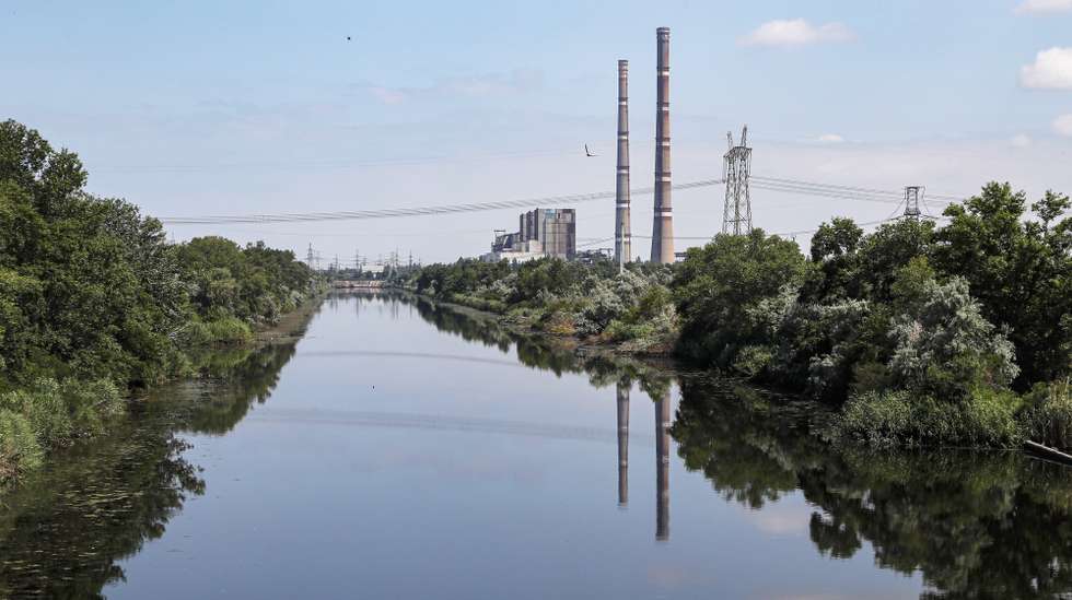 epa10693176 A picture taken during a visit to Enerhodar organised by the Russian Defence ministry shows a general view of the thermal power plant near the Zaporizhzhia Nuclear Power Plant in Enerhodar, southeastern Ukraine, 15 June 2023. The Zaporizhzhia Nuclear Power Plant can still continue to draw water from the Kakhovka reservoir, the IAEA reports. Grossi said that after the destruction of the Kakhovka hydroelectric power station, a situation may arise when the water from the Kakhovka reservoir will not be enough to cool the reactors of the Zaporozhye nuclear power plant. According to him, in this case, the reactors can be damaged, which threatens with the onset of radiological consequences. The water level in the reservoir near the Zaporizhzhya TPP has dropped to 11.27 meters and continues to decline.  EPA/SERGEI ILNITSKY