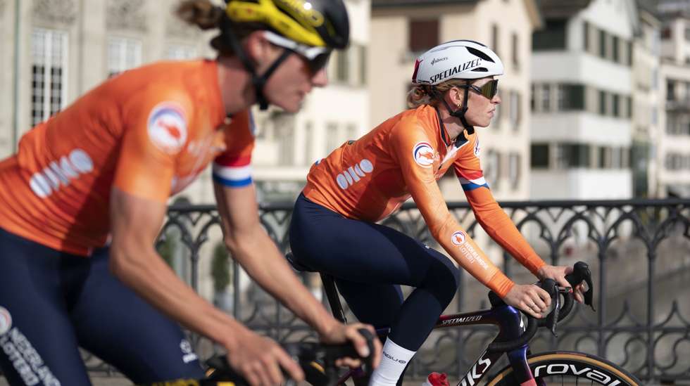 epa11623401 Demi Vollering the Netherlands (R) in action during the training for the Women's Elite road race at the 2024 UCI Road and Para-cycling Road World Championships in Zurich, Switzerland, 25 September 2024.  EPA/TIL BUERGY