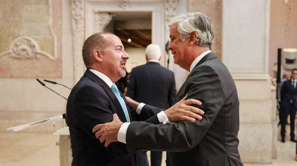 O novo governador do Banco de Portugal (BdP), Álvaro Santos Pereira (E), é cumprimentado pelo seu antecessor, Mário Centeno (D), na cerimónia de apresentação pública no Museu do Dinheiro, em Lisboa, 06 de outubro de 2025. JOÃO RELVAS/LUSA
