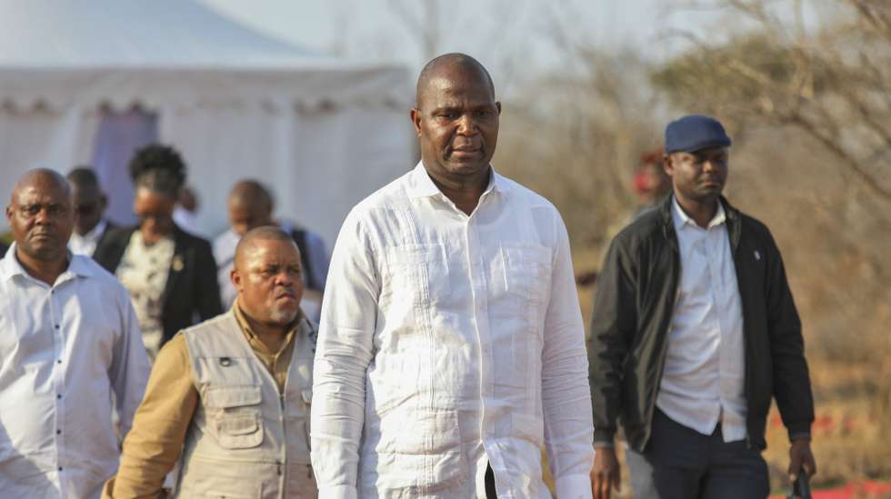O Presidente moçambicano, Daniel Chapo (C), classificou hoje a instalação na província de Gaza da primeira instância hoteleira do grupo Aman na África subsariana como "marco histórico", colocando Moçambique na rota do turismo global, tendo já gerado 300 empregos. "Este é o primeiro hotel do grupo Aman em toda a África Subsaariana, e veio para a República de Moçambique", disse o chefe de Estado, ao lançar, no distrito de Massingir, sul do país, o projeto Karingani &amp; Pomene, iniciativa daquele grupo internacional, em parceria com a Karingani Game Reserve. LUISA NHANTUMBO/LUSA