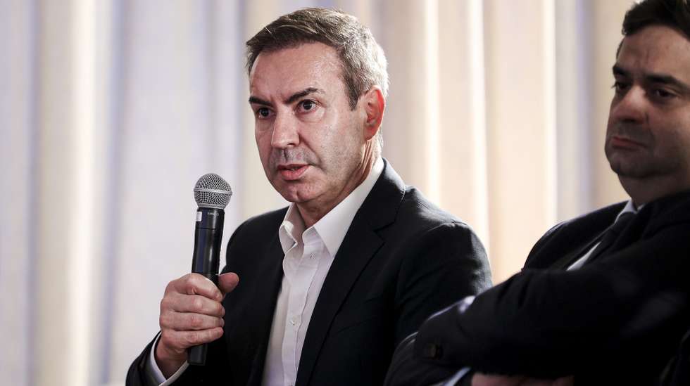 O presidente do Sporting Clube de Braga, António Salvador (E), ladeado pelo vice-presidente do Futebol Clube do Porto, Tiago Madureira, intervém na conferência Record Summit, Lisboa, 25 de novembro de 2024. FILIPE AMORIM/LUSA