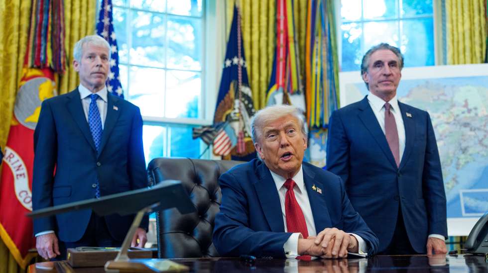 epa12435760 US President Donald J Trump gives remarks with US Secretary of Energy Chris Wright and US Secretary of the Interior and Chair, National Energy Council and White House Energy Czar Doug Burgum looking on, after President Trump signed an executive order regarding Alaskan mining in the Oval Office of the White House in Washington, DC, USA, 06 October 2025.  EPA/Aaron Schwartz - Pool via CNP / POOL