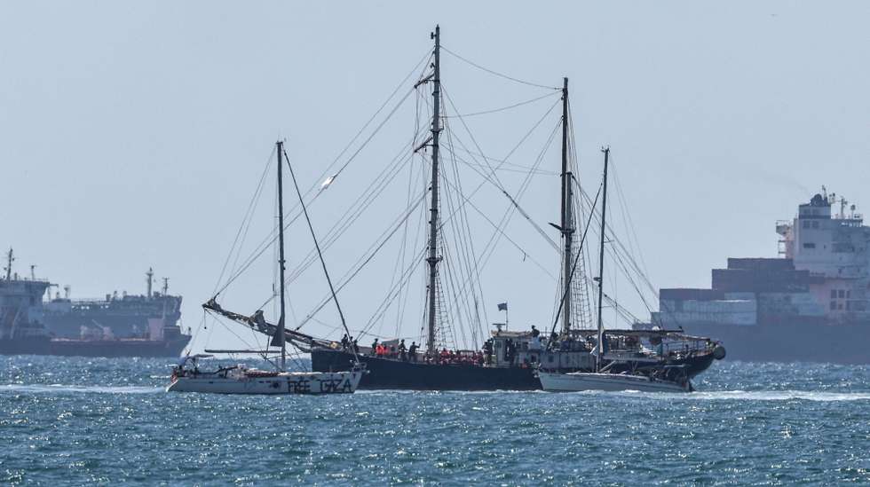 epa12423879 A vessel of the Global Sumud Flotilla (L) arrives at Ashdod port, Israel, 02 October 2025, after being intercepted by the Israeli authorities while carrying aid to Gaza. Israel's Foreign Ministry announced that several vessels that form part of the Global Sumud Flotilla (GSF) had been stopped and that those aboard were being transferred to an Israeli port.  EPA/ATEF SAFADI