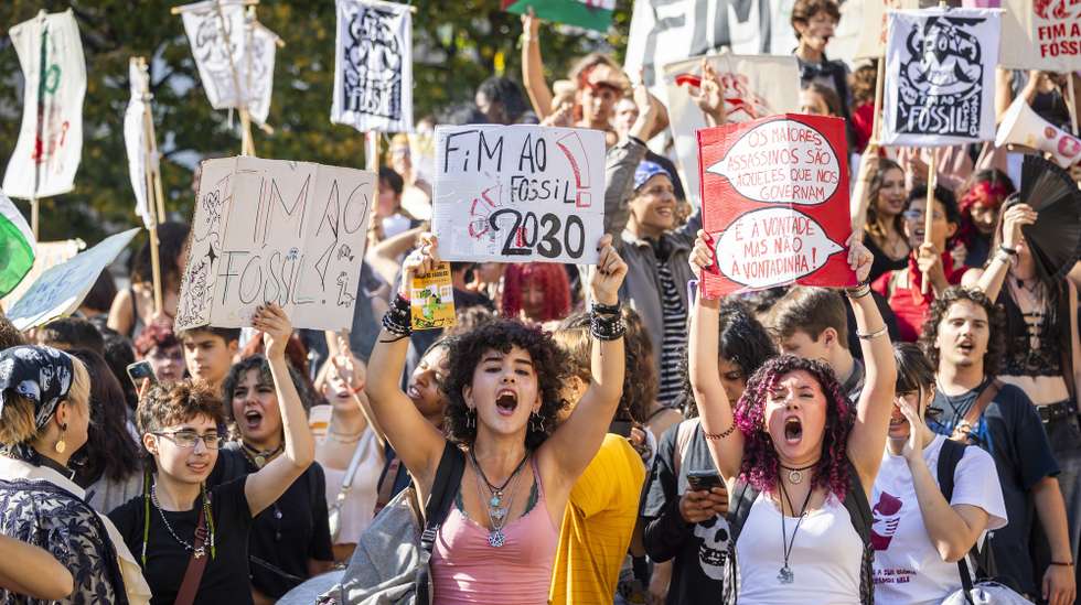Estudantes participam na marcha “Estudar para que futuro?”, que exige ao Governo fim ao fóssil até 2030, entreo Largo Camões e a Residência Oficial do primeiro-ministro, em Lisboa, 10 de outubro de 2025. JOSÉ SENA GOULÃO/LUSA