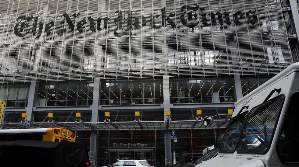 epa06848853 New York City police are seen out front of the New York Times Building on Eighth Avenue in New York, New York, USA, 28 June 2018.    New York City police are taking precautionary measure of assigning officers at news outlets in the wake of the shooting today at the Capital Gazette newspaper in Annapolis, Maryland.  EPA/PETER FOLEY