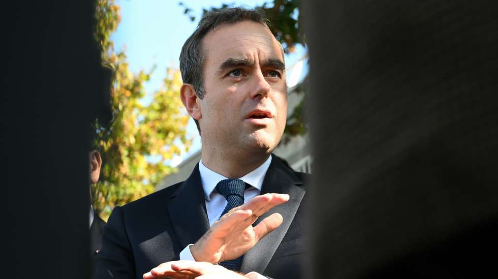 epa12446540 France's Prime Minister Sebastien Lecornu speaks to journalists after a visit to a police station in L'Hay-les-Roses, on the southern outskirts of Paris, France, 11 October 2025.  EPA/MARTIN LELIEVRE / POOL  MAXPPP OUT