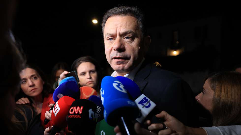 O primeiro-ministro e presidente do Partido Social Democrata (PSD), Luís Montenegro, fala aos jornalistas à chegada à sede de campanha para acompanhar a noite eleitoral das eleições Autárquicas 2025, no Porto, 12 de outubro de 2025. Decorrem este domingo as eleições autárquicas em Portugal onde mais de 9,3 milhões de eleitores podem votar. Os eleitores vão escolher os órgãos dirigentes das 308 Câmaras Municipais, 308 Assembleias Municipais e 3.221 Assembleias de Freguesia, pelo que há três boletins de voto. ESTELA SILVA/LUSA