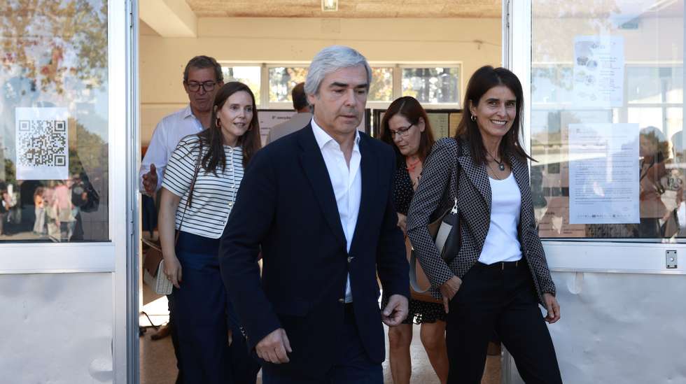 People's Party President (CDS-PP), Nuno Melo (C), after casting his ballot for the local elections, in Porto, Portugal, 12 October 2025. More than 9.3 million electors can vote in the local elections in Portugal on 12 October 2025. MANUEL FERNANDO ARAÚJO/LUSA