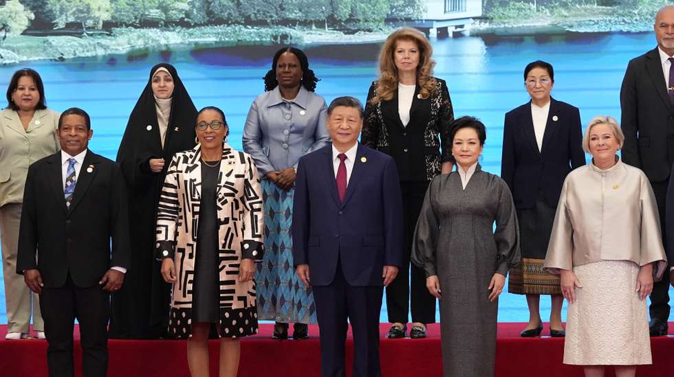 epa12449759 China's President Xi Jinping (C) and his wife Peng Liyuan (C-R) pose for a group photo with national leaders and delegations before for an opening ceremony of the Global Women’s Summit 2025 at China National Convention Center in Beijing, China, 13 October 2025.  EPA/KEN ISHII / POOL