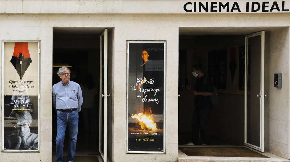 Pedro Borges, diretor do Cinema Ideal, posa junto à entrada do cinema que hoje iniciou as sessões após o encerramento de portas devido ao coronavírus covid-19, Lisboa, 01 de junho de 2020. JOÃO RELVAS/LUSA